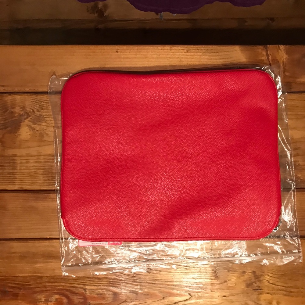 31 red pebble sleeve